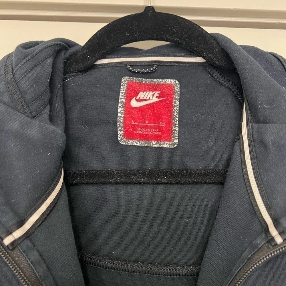 Black Nike zip up - Picture 2 of 3
